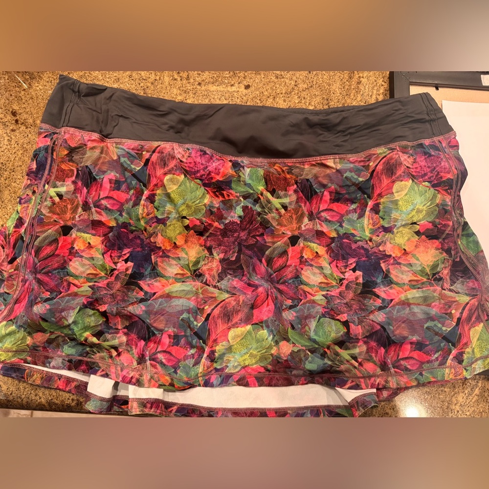 Lululemon size 18 tall vivid floral skort in excellent shape.